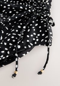 Non sélectionné, black white spot