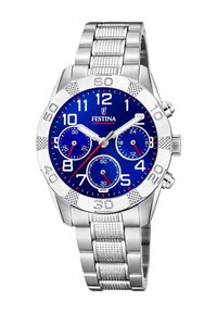 Silberner Chronograph aus rostfreiem Stahl mit blauem Zifferblatt, weißen Stundenmarkierungen, drei Subdials und einem strukturierten Metallarmband.