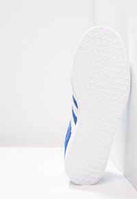 adidas Originals GAZELLE UNISEX - Sneakers - collegiate royal/white/gold metallic