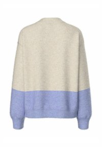 Pull en maille off-white et bleu clair. Il présente une finition douce et texturée, un col côtelé et des épaules tombantes avec des manches longues.