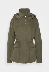 Chaqueta verde oliva con cremallera y cierre de botones a presión en el frente, cintura con cordón ajustable, dos bolsillos delanteros y capucha. Tejido liso con acabado suave.