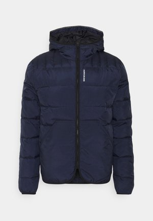 Veste de style doudoune navy avec fermeture à glissière, capuche et poignets élastiques. Présente des surpiqûres horizontales et deux poches avant.