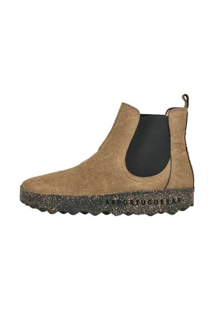 Stivaletto alla caviglia in camoscio marrone con pannello laterale elastico nero e suola nera strutturata macchiata di marrone, con linguetta posteriore.