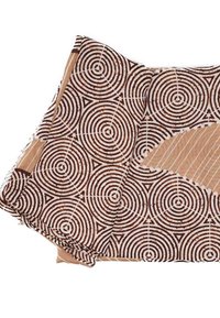 Tessuto piegato marrone e beige con motivi concentrici circolari e accenti triangolari su uno sfondo bianco.