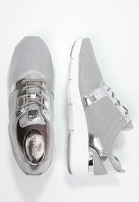 Szare siatkowe sneakersy z metaliczno-srebrnymi akcentami, okrągły czubek, płaska biała podeszwa i sznurowane zapięcie. Wnętrze z włożoną wkładką z nadrukowanym logo.