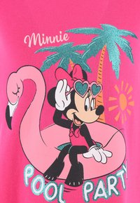 Rosa T-Shirt mit einem Cartoon-Charakter in Sonnenbrille auf einem Flamingo-Boot, umgeben von Palmen, Sonne und dem Text "POOL PARTY" in Glitzer.