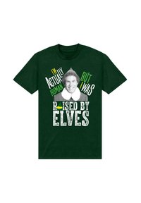 Zelené tričko s krátkým rukávem má světle šedý obrázek a text v bílé, černé a žluté barvě, který zní: "VE AŠ JDE O OPRAVDOVÉHO ČLOVĚKA, ALE VYCHOVALI MĚ ELFOVÉ."