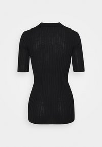 Černý žebrovaný pletený top s krátkými rukávy, který má přiléhavý střih a klasický límec. Hladká textura s jemným leskem.