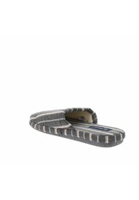 Zapatilla de tela gris a rayas con punta redondeada, abertura elástica y suela plana; presenta rayas horizontales y verticales en tonos apagados.