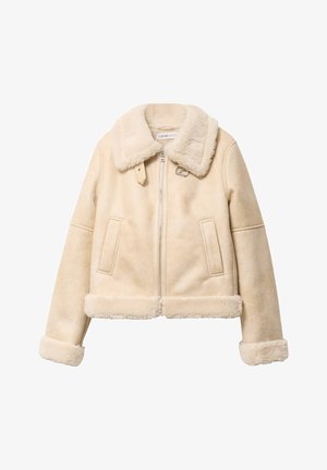 Veste en fausse fourrure beige avec un large col, fermeture éclair à l'avant, détail de boucle, deux poches latérales et manches retroussées.