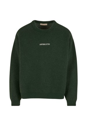 Mørkegrøn strikket sweater med rund halsudskæring og ribstrikkede manchetter. Har "ANOTHER COTTON" logo i hvid brodering på fronten.
