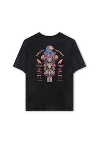 Czarna bawełniana koszulka z kolorowym graficznym wzorem na plecach, zawierająca motywy ptaków oraz stylizowaną głowę, z napisem.