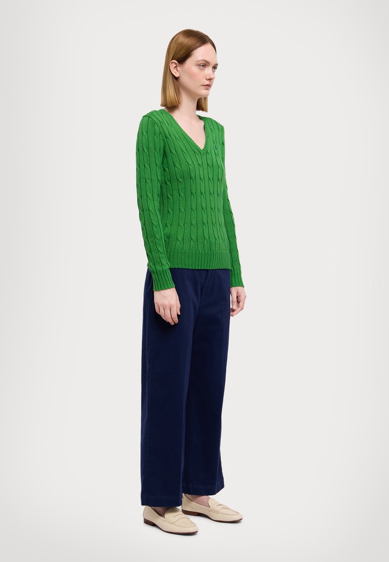 Polo Ralph Lauren CABLE KNIT COTTON V NECK SWEATER - Džemper - fiji green