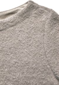 Maglione grigio chiaro realizzato in un tessuto morbido e strutturato. Presenta un collo rotondo e dettagli a coste lungo i bordi.