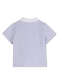 Πουκάμισο πόλο ανοιχτού γαλάζιου με κοντά μανίκια, λευκό γιακά, υφασμάτινη υφή και κλασική εφαρμογή.  Η πίσω όψη παρουσιάζει ένα απλό σχέδιο.