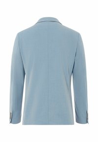 Veste bleu clair à manches longues, épaules structurées, revers en pointe et accents de boutons argentés sur les poignets. Texture de tissu lisse.