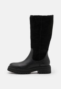 Stivali neri al ginocchio realizzati con una combinazione di pelle liscia e morbida suede. Suola robusta con battistrada testurizzato e dettagli di cucitura discreti.