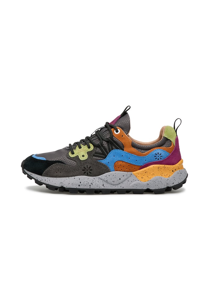 Sneaker multicolore con un mix di materiali; rete grigio scuro, accenti in suede blu, arancione e verde. Suola grigia maculata con lugs di trazione.