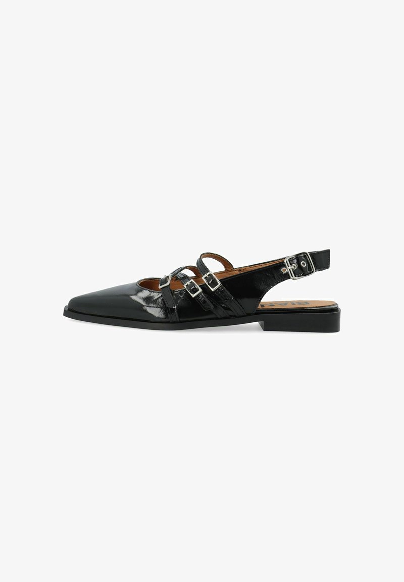 Chaussure plate en cuir verni noir à bride arrière, bout pointu et trois sangles ajustables avec boucles argentées sur le côté.