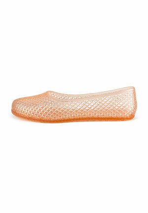 Transparante perzikkleurige balletschoen met een geweven patroon en een ronde neus. Flexibel materiaal met een lage hak en een gladde, glanzende afwerking.