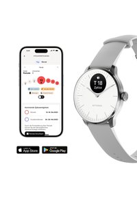 Orologio smart silver e bianco con un quadrante rotondo minimalista, cinturino in silicone grigio e dettagli ben definiti. Accompagnato da un'interfaccia di app mobile.