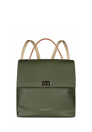Rucksack aus olivgrünem Leder mit beigen Riemen, silberner Schnalle und dem auf der Vordertasche geprägten "bugatti"-Logo.