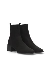 Botas de tobillo de punto negras con tacón bloque, punta afilada, puño acanalado y paneles laterales texturizados para un detalle adicional.