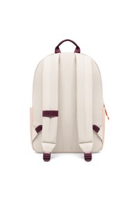 Batoh s béžovým povrchom, ružovými bočnými vreckami a gaštanovými akcentmi. Má polstrované popruhy a hornú rukoväť na nosenie.