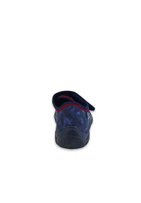 Marineblaue Slipper mit einem gemusterten Textilobermaterial und roter Naht, ausgestattet mit einer flexiblen Gummisohle und einem abgerundeten Zehen Design.