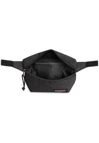 Una pochette nera testurizzata realizzata in un tessuto resistente, con chiusura a zip, tasca interna e cinghie rinforzate per una facile maneggevolezza.