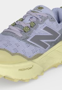 New Balance FRESH FOAM - Παπούτσια για τρέξιμο σε μονοπάτια - smoked violet/morel