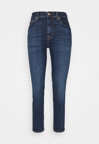 Jeans in denim blu scuro con vita alta, gamba dritta e accenti sbiaditi discreti. Presentano una chiusura frontale con bottone e tasche laterali.