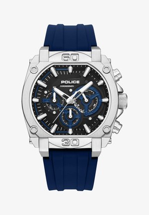 Kwadratowy srebrny zegarek chronograf z czarną tarczą, trzema niebieskimi tarczami pomocniczymi, srebrnymi znacznikami godzin oraz niebieskim gumowym paskiem.