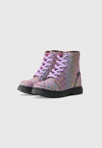 Bottes violettes pailletées avec des motifs de cœurs multicolores, lacées avec des lacets violets clairs et une semelle en caoutchouc noire.