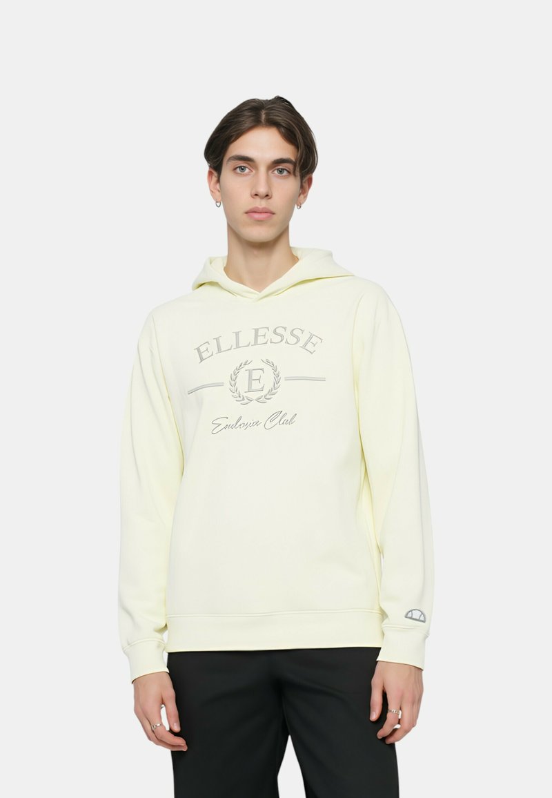 Felpa gialla con cappuccio con logo ELLESSE grigio e scritta. Caratterizzata da maniche lunghe e polsini a coste. Texture liscia e design casual.