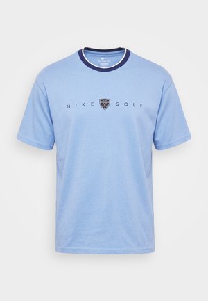 Lyseblå Nike Golf t-skjorte med korte ermer, marineblå kragekant og sentrert logo og tekst på brystet.