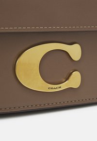 COACH LUXE REFINED IDOL BAG - Kézitáska - dark stone