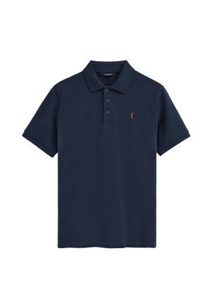 Marineblaues Poloshirt mit kurzen Ärmeln, Kragen, drei Knöpfen und einem kleinen roten Sticklogo auf der linken Brust.
