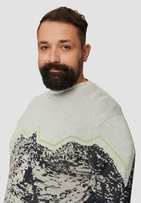 Szary sweter wełniany z wzorem górskim w czarnych i zielonych akcentach, z okrągłym dekoltem i teksturowanym wykończeniem.