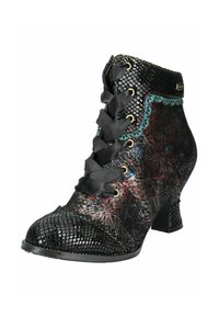 Stivale ankle nero con design in pelle di serpente testurizzata, lacci lucidi, accenti scallop in teal e tacco curvo basso.