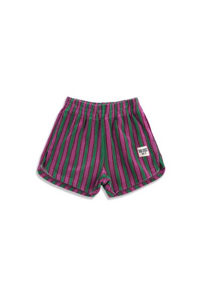 Shorts en éponge rayés verticalement violet et vert avec une ceinture élastique et une petite étiquette blanche sur la jambe droite.