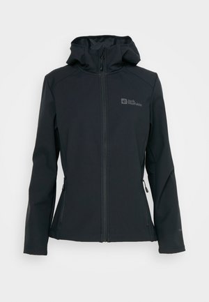 Giacca softshell nera con zip davanti, cappuccio regolabile e due tasche con zip. Presenta un logo sul petto e un tessuto testurizzato.