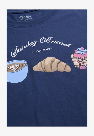 Marineblaues Hemd mit den Aufschriften "Sunday Brunch" und "Good Start", versehen mit Illustrationen von Kaffee, einem Croissant und einem Dessert mit Beeren.