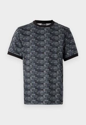 Schwarzes T-Shirt mit einem sich wiederholenden Logo-Muster in verschiedenen Grautönen. Kurze Ärmel mit einem einfarbigen schwarzen Ausschnitt. Leichter Stoff.