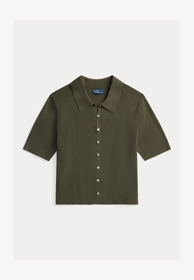Polo à manches courtes de couleur vert olive foncé, en tissu côtelé, doté d'un col classique et de sept boutons sur le devant.