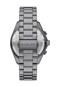 Reloj de acero inoxidable con una correa metálica gris oscuro, eslabones pulidos y un broche texturizado. Cuenta con una caja redonda y un logo grabado.