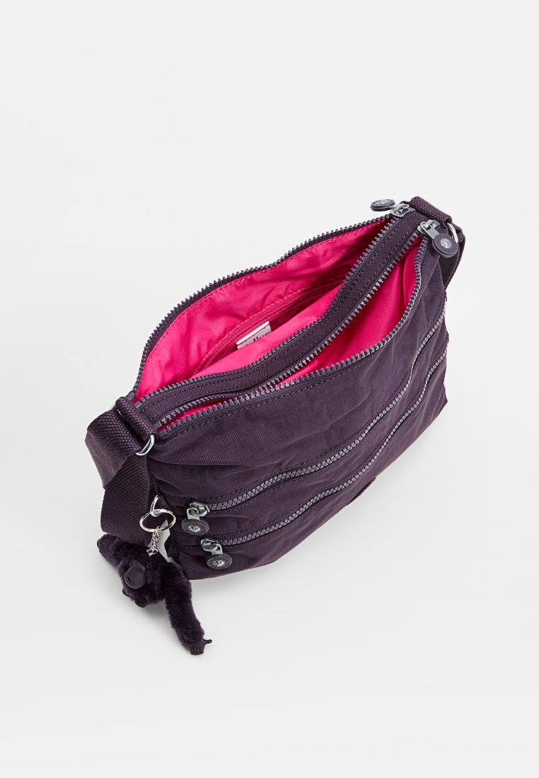 Borsa in tessuto viola con due scomparti con zip, un esterno strutturato e un interno rosa brillante. Presenta accessori in argento e un charm decorativo.