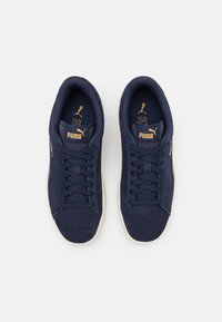 Puma SMASH V2 - Sapatilhas - peacoat/team gold/whisper white