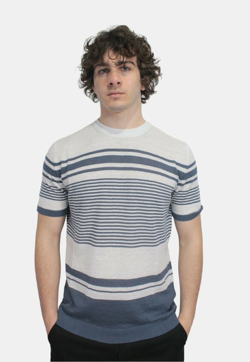Maglione a maniche corte a righe in toni di grigio chiaro e blu, con righe orizzontali, collo rotondo e design aderente.