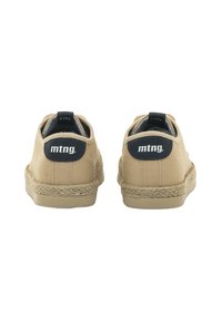 Baskets en toile beige avec une semelle intermédiaire en jute tressé, dotées d'étiquettes arrière noires avec le logo "mtng" sur le talon. Texture lisse, design décontracté.